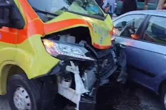 Ιερά Οδός: Σοβαρό τροχαίο με ασθενοφόρο και τραυματισμοί