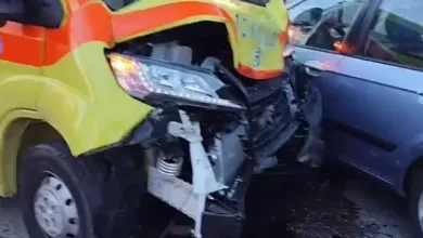 Ιερά Οδός: Σοβαρό τροχαίο με ασθενοφόρο και τραυματισμοί