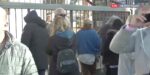 Πέτρου Ράλλη: Συμβολικός αποκλεισμός από συγγενείς των προσαχθέντων – Τι είπε πατέρας 26χρονου στην ΕΡΤ