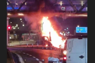 Σοβαρό τροχαίο Κηφισού και Λ. Αθηνών: Αυτοκίνητο λαμπάδιασε μετά από σύγκρουση με φορτηγό