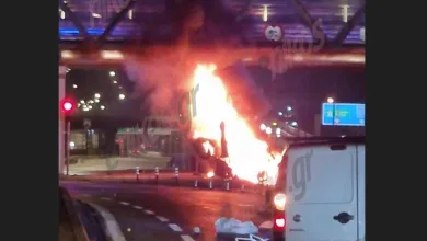 Σοβαρό τροχαίο Κηφισού και Λ. Αθηνών: Αυτοκίνητο λαμπάδιασε μετά από σύγκρουση με φορτηγό 1 Σοβαρό τροχαίο Κηφισού και Λ. Αθηνών: Αυτοκίνητο λαμπάδιασε μετά από σύγκρουση με φορτηγό