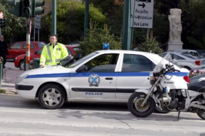 Σύγκρουση σχολικού λεωφορείου, φορτηγού και ΙΧ στη Νίκαια