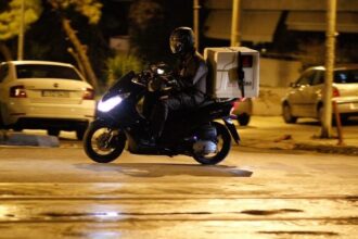 Τον τρόμο έζησαν ντελιβεράδες σε Αιγάλεω και Αγία Βαρβάρα