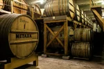 "Μεταξύ μας… Metaxa": Το ελληνικό ποτό που από τα σοκάκια Πειραιά κατέκτησε την παγκόσμια αγορά