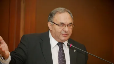 Ο Δημήτρης Καλογερόπουλος καταλαμβάνει την έδρα του Μιλτιάδη Βαρβιτσιώτη στη Δυτική Αθήνα