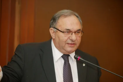 Ο Δημήτρης Καλογερόπουλος καταλαμβάνει την έδρα του Μιλτιάδη Βαρβιτσιώτη στη Δυτική Αθήνα