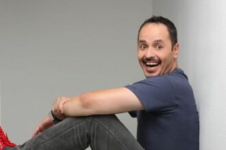 Αλέξανδρος Τσουβέλας: Ο δημοφιλής stand up κωμικός 