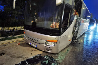 Πεδίο μάχης η Λεωφόρος Αθηνών - Πούλμαν στις φλόγες