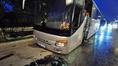 Πεδίο μάχης η Λεωφόρος Αθηνών - Πούλμαν στις φλόγες