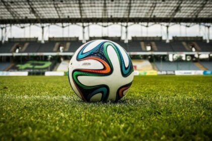 Παράσταση διαμαρτυρίας των Ενώσεων Χαϊδαρίου - Αιγάλεω, για τα σοβαρά επεισόδια σε σχολικό αγώνα