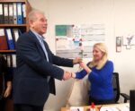 Ένα τριαντάφυλλο για την γυναίκα εργαζόμενη