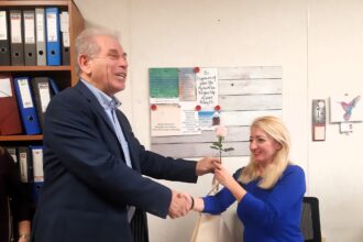 Ένα τριαντάφυλλο για την γυναίκα εργαζόμενη