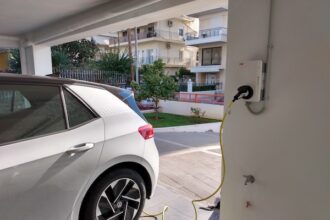 Πώς εγκαθίστανται φορτιστές ΙΧ σε πιλοτές πολυκατοικιών, παλαιές και νεόδμητες – Αναλυτικός οδηγός