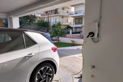 Πώς εγκαθίστανται φορτιστές ΙΧ σε πιλοτές πολυκατοικιών, παλαιές και νεόδμητες – Αναλυτικός οδηγός