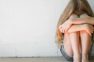 Συλλήψεις σε Αθήνα και Αιγάλεω: Έσπρωχναν ανήλικα κορίτσια στην πορνεία σε ξενοδοχεία ημιδιαμονής