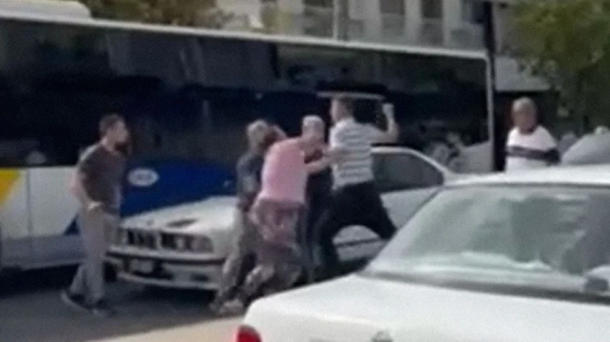 Άγριο ξύλο στη συμβολή Ιεράς Οδού και Θηβών - Κινητοποίηση της Αστυνομίας