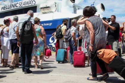 Αγίου Πνεύματος 2024: Πότε πέφτει, για ποιους είναι αργία