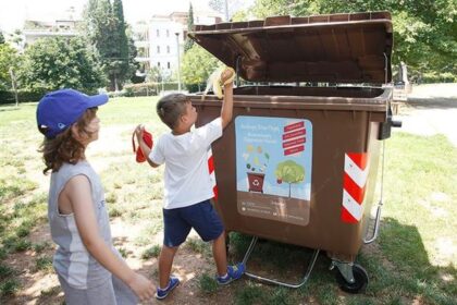 Μπήκαν οι πρώτοι καφέ κάδοι σε δρόμους του Αιγάλεω – Πώς λειτουργεί το σύστημα