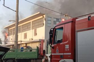 Φωτιά σε αποθήκη στο Αιγάλεω - Μήνυμα από το 112 για τον καπνό