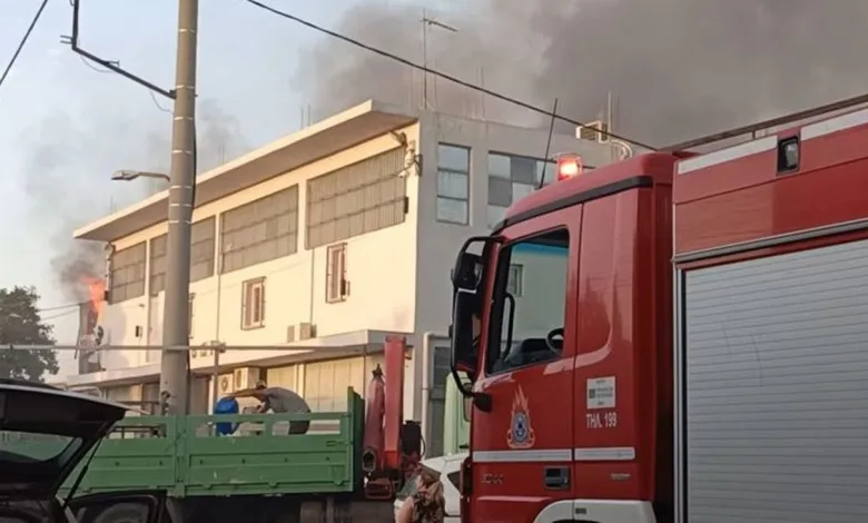 Φωτιά σε αποθήκη στο Αιγάλεω - Μήνυμα από το 112 για τον καπνό