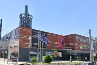 Αποκολλήθηκε κομμάτι στέγης του “Village” και τραυμάτισε παιδί