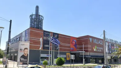 Αποκολλήθηκε κομμάτι στέγης του “Village” και τραυμάτισε παιδί 11 Αποκολλήθηκε κομμάτι στέγης του “Village” και τραυμάτισε παιδί