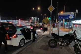 Αιγάλεω: "Τύφλα" οδηγός φορτηγού, σάρωσε σταθμευμένα αυτοκίνητα