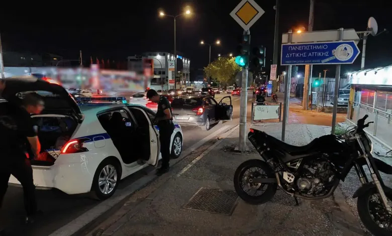 Αιγάλεω: "Τύφλα" οδηγός φορτηγού, σάρωσε σταθμευμένα αυτοκίνητα