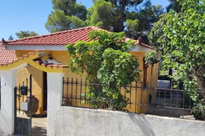Άγιοι Θεόδωροι: Πωλείται μονοκατοικία με κήπο και θέα στη θάλασσα