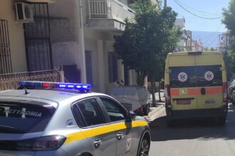 Αιγάλεω: Δημοτικοί Αστυνομικοί στο πλευρό ηλικιωμένης που είχε ανάγκη