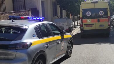 Αιγάλεω: Δημοτικοί Αστυνομικοί στο πλευρό ηλικιωμένης που είχε ανάγκη