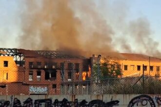 Κτήριο φλέγεται κοντά στο Γενικό Κρατικό Νίκαιας