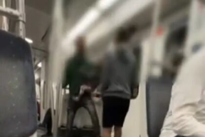 Μετρό, Γραμμή 3: Ζευγάρι πλακώθηκε στο ξύλο με το μωρό στην αγκαλιά! - Βίντεο