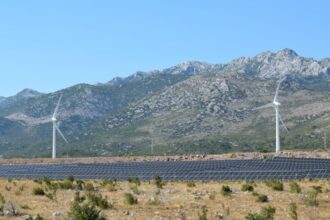 Σκυλακάκης: Δεν είναι κοινωνικά δίκαιο ο μισθωτός των 1.300 ευρώ να πληρώνει επιδοτήσεις στον επενδυτή πράσινης ενέργειας