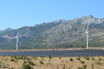 Σκυλακάκης: Δεν είναι κοινωνικά δίκαιο ο μισθωτός των 1.300 ευρώ να πληρώνει επιδοτήσεις στον επενδυτή πράσινης ενέργειας