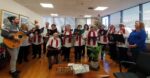 Τα ΚΑΠΗ του Αιγάλεω έφεραν το πνεύμα των Χριστουγέννων στο Δημαρχείο