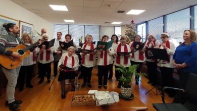 Τα ΚΑΠΗ του Αιγάλεω έφεραν το πνεύμα των Χριστουγέννων στο Δημαρχείο 1 Τα ΚΑΠΗ του Αιγάλεω έφεραν το πνεύμα των Χριστουγέννων στο Δημαρχείο