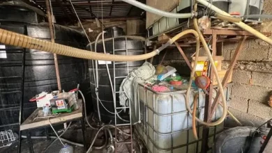 Εντοπίστηκε το αποστακτήριο που δηλητηρίασε ανήλικους με βότκες "μπόμπες" - 1.000 λίτρα κατασχέθηκαν στο Αιγάλεω! 4 Εντοπίστηκε το αποστακτήριο που δηλητηρίασε ανήλικους με βότκες "μπόμπες" - 1.000 λίτρα κατασχέθηκαν στο Αιγάλεω!