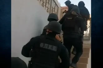 Μεγάλη αστυνομική επιχείρηση στη Μάνδρα για τον εντοπισμό δύο επικίνδυνων δραπετών