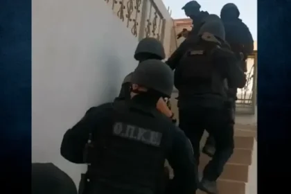Μεγάλη αστυνομική επιχείρηση στη Μάνδρα για τον εντοπισμό δύο επικίνδυνων δραπετών
