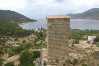 Τι είναι ο εντυπωσιακός πύργος που δεσπόζει στον όρμο του Πόρτο Γερμενού