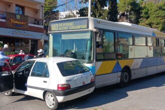 Ιερά Οδός: Σύγκρουση λεωφορείου με ΙΧ στην Αγία Μαρίνα