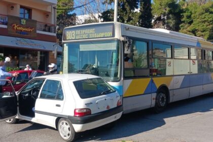 Ιερά Οδός: Σύγκρουση λεωφορείου με ΙΧ στην Αγία Μαρίνα