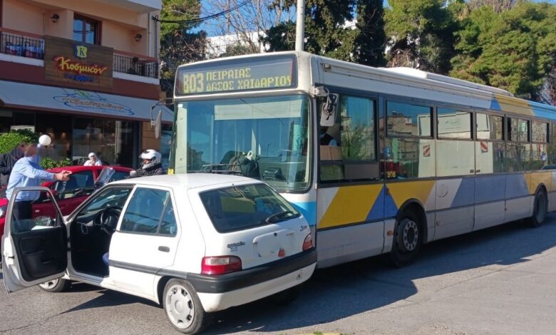 Ιερά Οδός: Σύγκρουση λεωφορείου με ΙΧ στην Αγία Μαρίνα