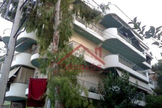 Πωλείται ανακαινισμένο διαμέρισμα στην Πετρούπολη