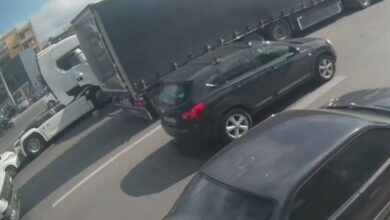 Λεωφόρος Αθηνών: Καραμπόλα με 3 βαριά οχήματα και 2 ΙΧ, μία γυναίκα τραυματίας - Βίντεο 10 Λεωφόρος Αθηνών: Καραμπόλα με 3 βαριά οχήματα και 2 ΙΧ, μία γυναίκα τραυματίας - Βίντεο