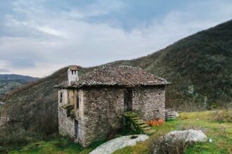 Το απαράμιλλο ελληνικό βουνό παρακμάζει, τα περισσότερα σπίτια μένουν κλειδαμπαρωμένα 27 Το απαράμιλλο ελληνικό βουνό παρακμάζει, τα περισσότερα σπίτια μένουν κλειδαμπαρωμένα