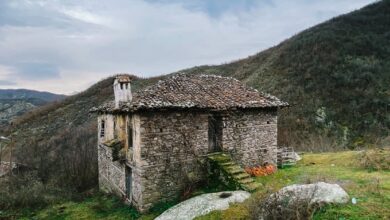 Το απαράμιλλο ελληνικό βουνό παρακμάζει, τα περισσότερα σπίτια μένουν κλειδαμπαρωμένα 16 Το απαράμιλλο ελληνικό βουνό παρακμάζει, τα περισσότερα σπίτια μένουν κλειδαμπαρωμένα