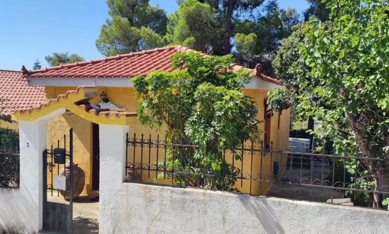 Άγιοι Θεόδωροι: Πωλείται μονοκατοικία με κήπο και θέα θάλασσα - Για εξοχική κατοικία ή επενδυτικό airbnb 1 Άγιοι Θεόδωροι: Πωλείται μονοκατοικία με κήπο και θέα θάλασσα - Για εξοχική κατοικία ή επενδυτικό airbnb