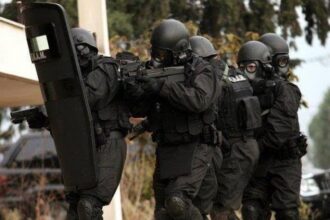 Επιδρομή της ΕΛ.ΑΣ. σε διαμερίσματα στην Αγία Βαρβάρα